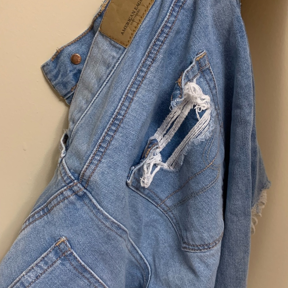 American Eagle Strigid Ripped Mom Jeans